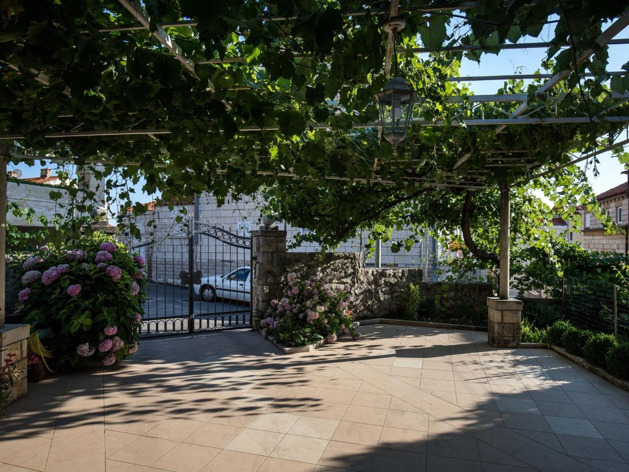 Apartment Vukic - Studio Apartment With Terrace And Garden View Dubrovnik Extérieur photo